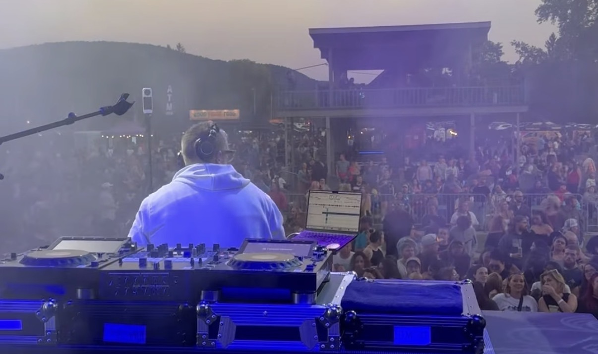 Steven Share at the decks facing the crowd at Tag&rsquo;s Summer Stage in Big Flats, opening the show before Nelly